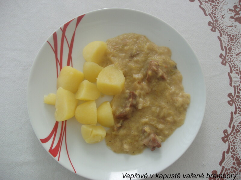 Vepřové v kapustě vařené brambory